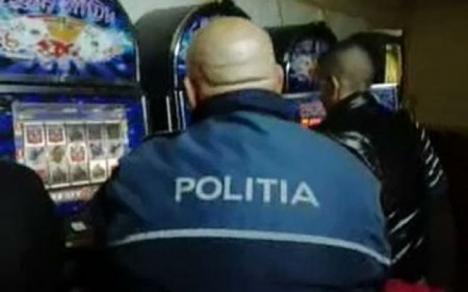 Poliţist din Craiova, filmat la păcănele în uniforma de serviciu (VIDEO)
